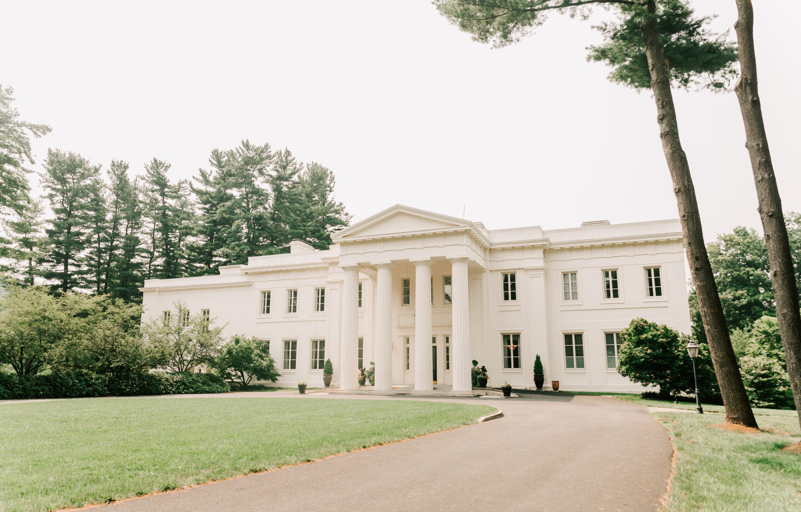 The exterior of Wadsworth Mansion, a stunning wedding venue in Middletown, ct